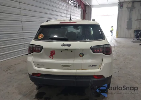 2019 Jeep Compass Latitude 4X4 z USA, uszkodzony, nr VIN 3C4NJDBB5KT593479